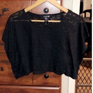 Cute black cropped thin top!